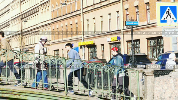 Люди, идущие через Сенной мост в Санкт-Петербурге, Россия (2015 год). Редакционное видео, видеограф Павел С. / Фотобанк Лори