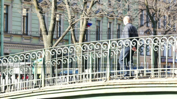 Люди, идущие через Сенной мост в Санкт-Петербурге, Россия (2015 год). Редакционное видео, видеограф Павел С. / Фотобанк Лори