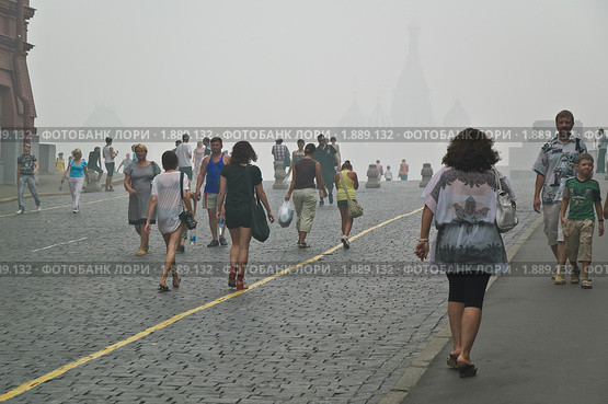 Люди идут  на Красную площадь. Смог, дым (2010 год). Редакционное фото, фотограф Алёшина Оксана / Фотобанк Лори