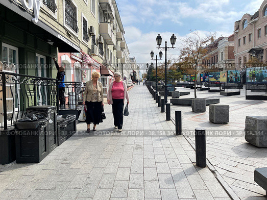 Люди идут по улице Адмирала Фокина в городе Владивосток в сентябре (2022 год). Редакционное фото, фотограф Овчинникова Ирина / Фотобанк Лори