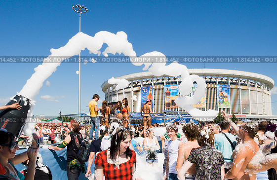Люди купаются в пивной пене (2010 год). Редакционное фото, фотограф Александр Щепин / Фотобанк Лори