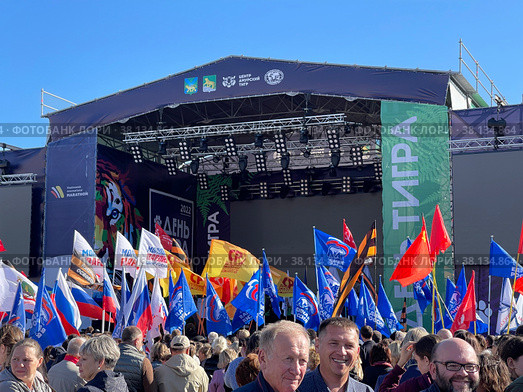 Люди на митинге, посвященном проведению референдумов на освобожденных территориях о вступлении в состав Российской Федерации во Владивостоке (2022 год). Редакционное фото, фотограф Овчинникова Ирина / Фотобанк Лори