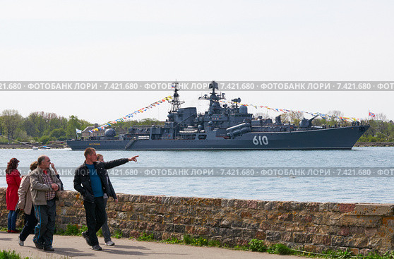 Люди на променаде наблюдают военные корабли. Балтийск (2015 год). Редакционное фото, фотограф Сергей Куров / Фотобанк Лори