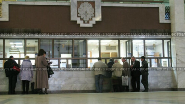 Люди около касс в зале вокзала,в Москве(Таймлапс) (2010 год). Редакционное видео, видеограф Losevsky Pavel / Фотобанк Лори