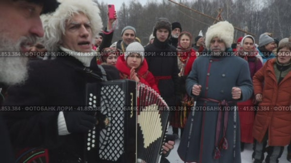 Люди поют казачью плясовую песню "Бежит речка по песку" во время проведения Бакшевской масляницы в Подмосковье, Россия (2023 год). Редакционное видео, видеограф Николай Винокуров / Фотобанк Лори