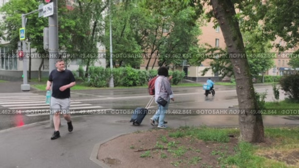 Люди с чемоданом идут по улице. Редакционное видео, видеограф Мария Сергеева / Фотобанк Лори