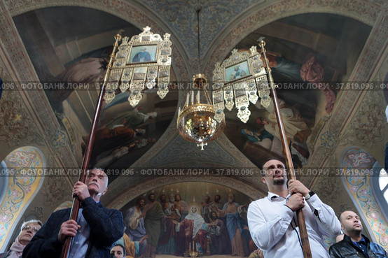 Люди с хоругвям на крестном ходе, Павловский Посад (2022 год). Редакционное фото, фотограф Дмитрий Неумоин / Фотобанк Лори