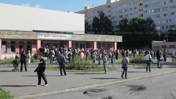 Люди стоят в очереди за детским сезонным абонементом в бассейн, Санкт-Петербург (2014 год). Редакционное видео, видеограф Кекяляйнен Андрей / Фотобанк Лори