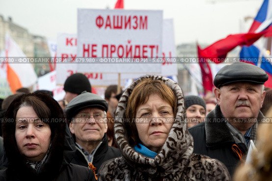 Люди участвуют в многотысячном митинге-концерте на Красной площади в поддержку референдума о вхождении Крыма в состав России (2014 год). Редакционное фото, фотограф Николай Винокуров / Фотобанк Лори