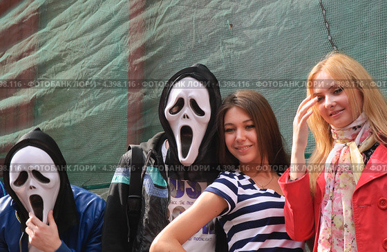 Люди в масках "Крик" на параде мыльных пузырей Dreamflash (2012 год). Редакционное фото, фотограф Алёшина Оксана / Фотобанк Лори