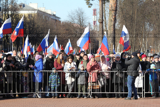Люди в поддержку 8-летия воссоединения Крыма с Россией на площади в Балашихе (2022 год). Редакционное фото, фотограф Дмитрий Неумоин / Фотобанк Лори