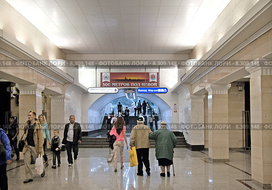 Люди возле прохода к траволаторам на станции метро "Спортивная". Санкт-Петербург (2015 год). Редакционное фото, фотограф Румянцева Наталия / Фотобанк Лори
