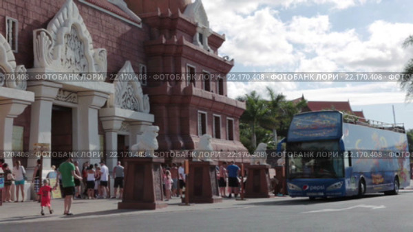 Люди выходят из автобуса около Сиам парка. Аквапарк Сиам (Siam) в городе Коста Адехе (Costa Adeje). Тенерифе, Канарские острова, Испания (2016 год). Редакционное видео, видеограф Кекяляйнен Андрей / Фотобанк Лори