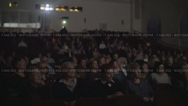 Люди, захваченные каждым моментом фильма (2015 год). Редакционное видео, видеограф Данил Руденко / Фотобанк Лори