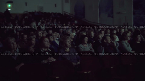 Люди, захваченные каждым моментом фильма (2015 год). Редакционное видео, видеограф Данил Руденко / Фотобанк Лори