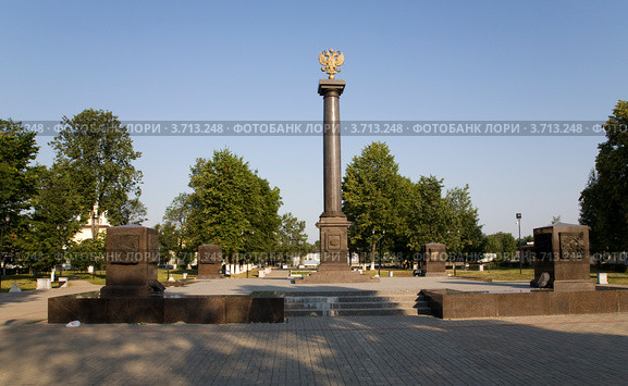 Луга. Памятная колонна в честь присвоения городу звания «Город воинской славы» (2012 год). Редакционное фото, фотограф Вячеслав Потапов / Фотобанк Лори