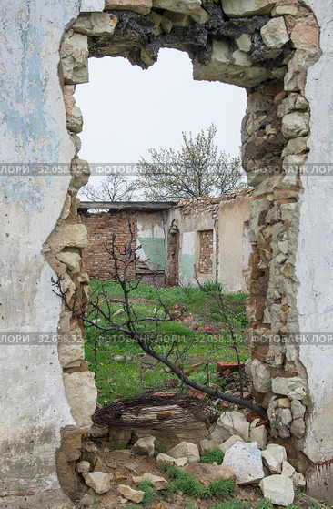 Луганская Народная Республика. Пролом в стене заброшенного здания. Luhansk People's Republic. A breach in the wall of an abandoned building (2019 год). Стоковое фото, фотограф Евгений Романов / Фотобанк Лори