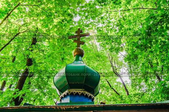 Луковка часовни на могиле старца схиархимандрита Троице-Сергиевой лавры Зосимы (в схиме Захарии) (1850—1936) (2015 год). Стоковое фото, фотограф Алёшина Оксана / Фотобанк Лори