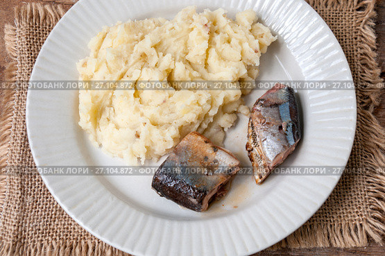Lunch: crushed potatoes fish saury on the table. Стоковое фото, фотограф Катерина Белякина / Фотобанк Лори