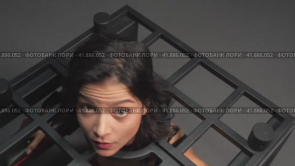 Lust brunette caught in metal BDSM cage. Стоковое видео, видеограф Гурьянов Андрей / Фотобанк Лори