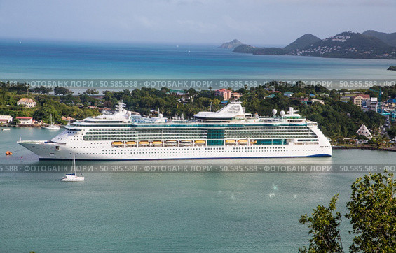 Luxury cruise ship docked in harbor of St Lucia in the Caribbean. Стоковое фото, агентство Ingram Publishing / Фотобанк Лори