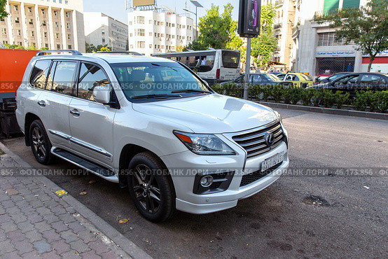 Luxury white Lexus LX car in the center of Damascus. Редакционное фото, фотограф Евгений Ткачёв / Фотобанк Лори