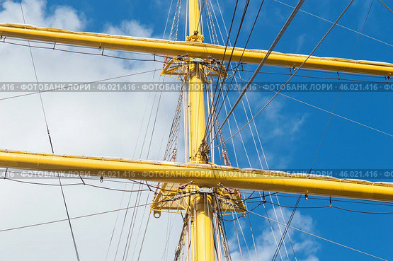 Мачты старого парусного судна на фоне голубого неба. Masts and rigging of a sailing ship against blue sky. Стоковое фото, фотограф Татьяна Д / Фотобанк Лори