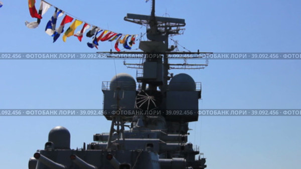 Мачты военного корабля украшены сигнальными флагами в честь праздника. Стоковое видео, видеограф Цыбин Вадим / Фотобанк Лори