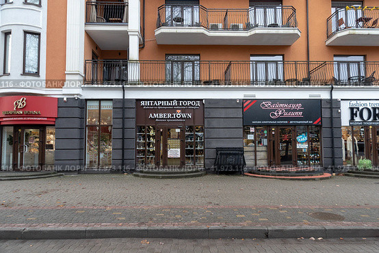 Магазин AMBER.TOWN с выставкой насекомых в янтаре (инклюзов). Город Светлогорск Калининградской области (2023 год). Редакционное фото, фотограф Румянцева Наталия / Фотобанк Лори