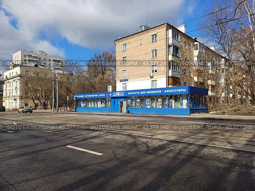 Магазин автозапчастей "Автомаг". Пятиэтажный кирпичный жилой дом. Построен в 1962 году. Первомайская улица, 57. Район Измайлово. Город Москва (2024 год). Редакционное фото, фотограф lana1501 / Фотобанк Лори