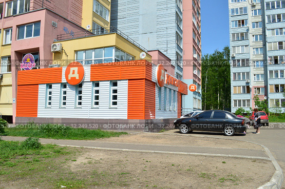 Магазин "Дикси". Северный микрорайон, 2б. Красноармейск. Пушкинский район. Московская область (2015 год). Редакционное фото, фотограф lana1501 / Фотобанк Лори