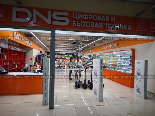 Магазин техники DNS. Редакционное фото, фотограф Мария Сергеева / Фотобанк Лори