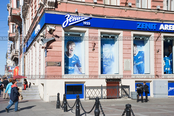 Магазин "Зенит Арена" на Невском проспекте. Санкт-Петербург (2013 год). Редакционное фото, фотограф Александр Щепин / Фотобанк Лори