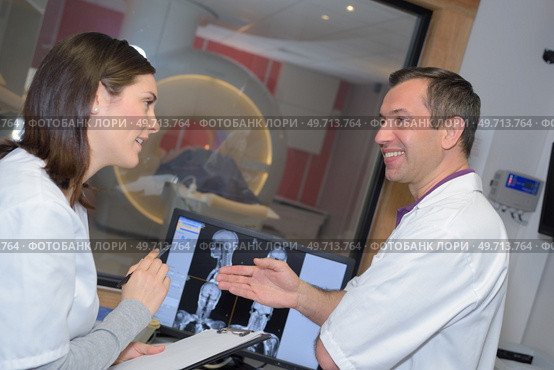 magnetic resonance imaging machine from control room and a nurse. Стоковое фото, агентство Ingram Publishing / Фотобанк Лори
