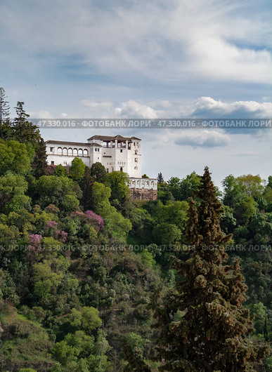 Majestic Generalife Nestled Surrounded by Beautiful Greenery. Granada, Spain (2021 год). Редакционное фото, фотограф Ignacio Martinez / Фотобанк Лори