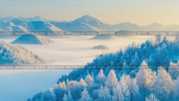 Majestic Snowy Mountain Range Enshrouded in Gentle Morning Haze. Стоковое AI-видео, аниматор Данила Большаков / Фотобанк Лори