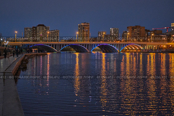 Makarovsky bridge over Iset river at night in Yekaterinburg, Russia. Редакционное фото, фотограф Ирина Кононова / Фотобанк Лори