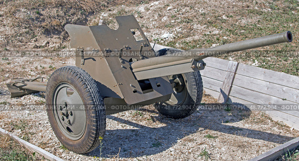 Макет – противотанковая пушка 53-К, калибр 45 мм. Old Soviet cannon WW2. (2017 год). Редакционное фото, фотограф Татьяна Д / Фотобанк Лори