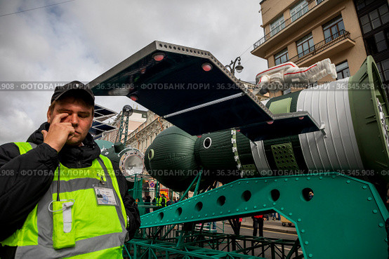 Макет российского многоместного транспортного пилотируемого космического корабля "Союз-19" на Тверской улице в центре города Москвы, Россия (2017 год). Редакционное фото, фотограф Николай Винокуров / Фотобанк Лори