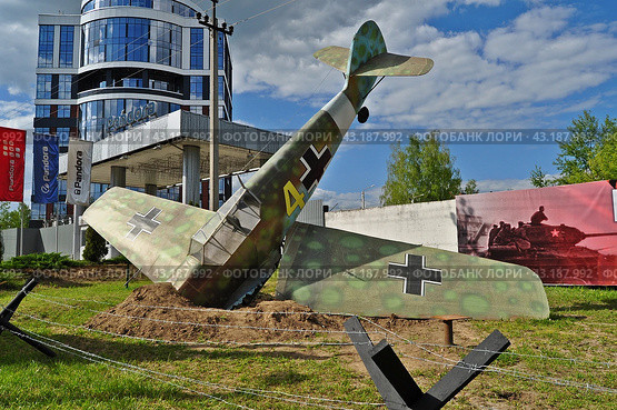Макет сбитого немецкого истребителя (2024 год). Редакционное фото, фотограф Лариса Вишневская / Фотобанк Лори