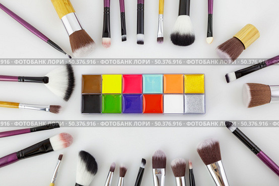 makeup brushes and  cosmetics on a white background. Стоковое фото, агентство Ingram Publishing / Фотобанк Лори