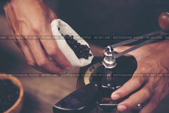 Making brewed coffee from steaming filter drip style. Стоковое фото, агентство Ingram Publishing / Фотобанк Лори