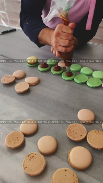 Making colorful and delicious macaroons. Стоковое видео, видеограф Ефанова Екатерина / Фотобанк Лори