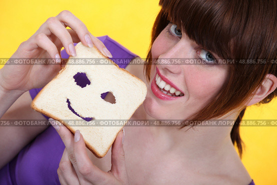 Making face slice of bread. Стоковое фото, агентство Ingram Publishing / Фотобанк Лори