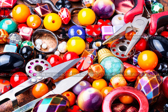 Making jewelry of beads. Beads, colorful beads and tools for needlework.Fashion beads. Стоковое фото, агентство Ingram Publishing / Фотобанк Лори