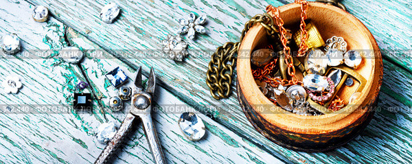 Making of handmade jewellery. precious stones for jewelry and tools for making jewelry. Стоковое фото, агентство Ingram Publishing / Фотобанк Лори