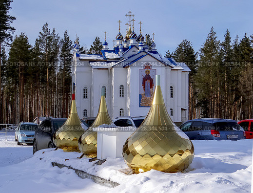 Маковки куполов стоящие перед церковью Казанской иконы Божией Матери. Среднеуральский женский монастырь в честь иконы Пресвятой Богородицы «Спорительница хлебов». Среднеуральск. Свердловская область (2013 год). Редакционное фото, фотограф Сергей Афанасьев / Фотобанк Лори