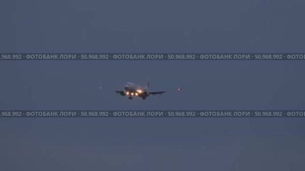 Malaysia Airline landing at dusk. Редакционное видео, видеограф Игорь Жоров / Фотобанк Лори