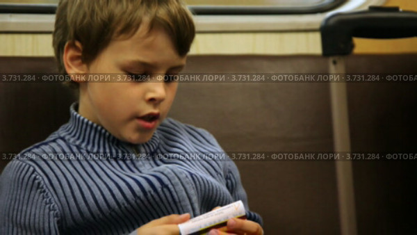 Мальчик едит в метро. Стоковое видео, видеограф Losevsky Pavel / Фотобанк Лори