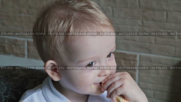 Мальчик ест вафлю на кухне. Стоковое видео, видеограф Aleksey Popov / Фотобанк Лори